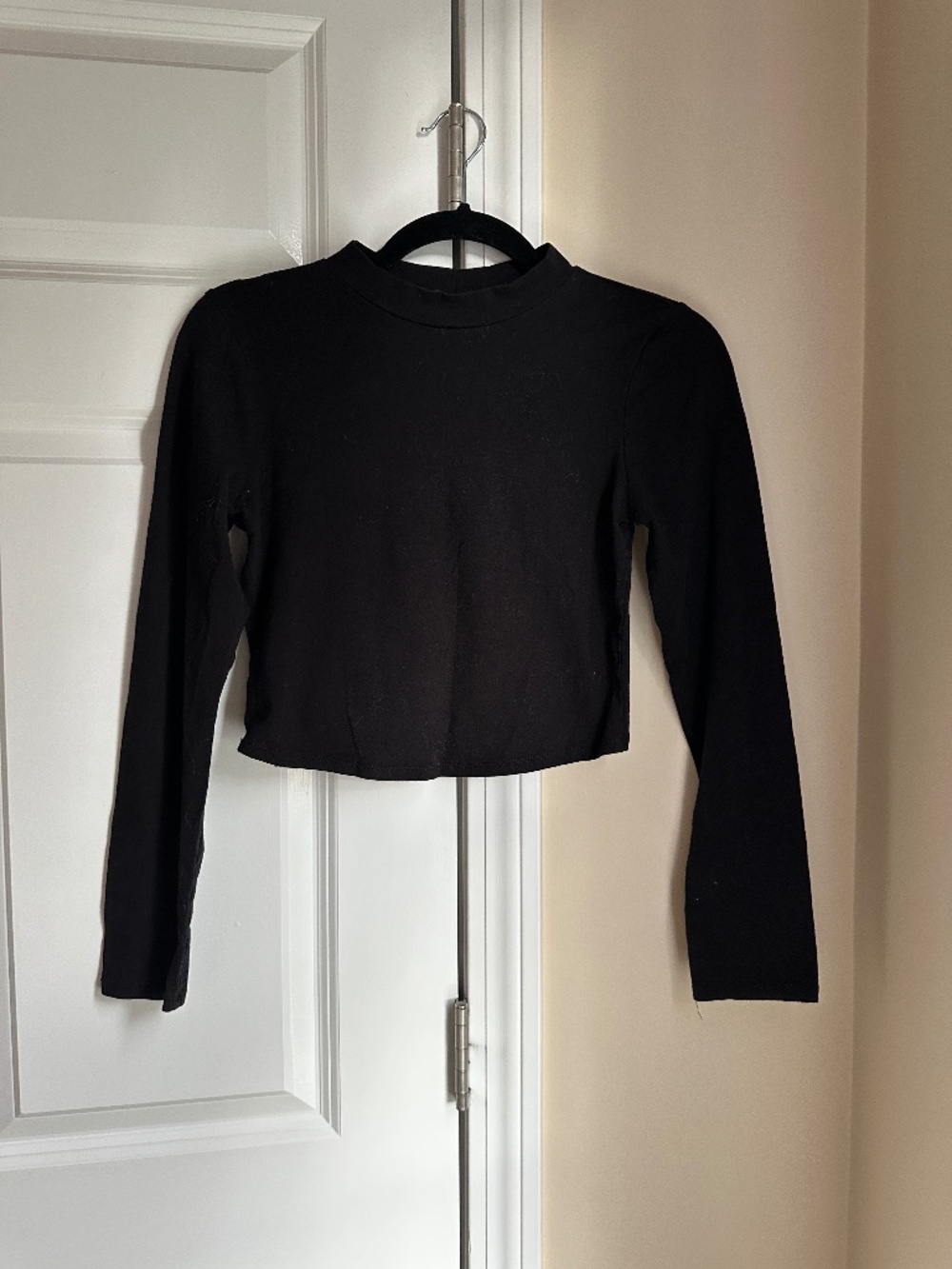 Black Long Sleeve Cropped Mock Neck Top – Size L